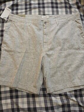 NWT Goodfellows Shorts Flat Front Shorts Men’s Size 42